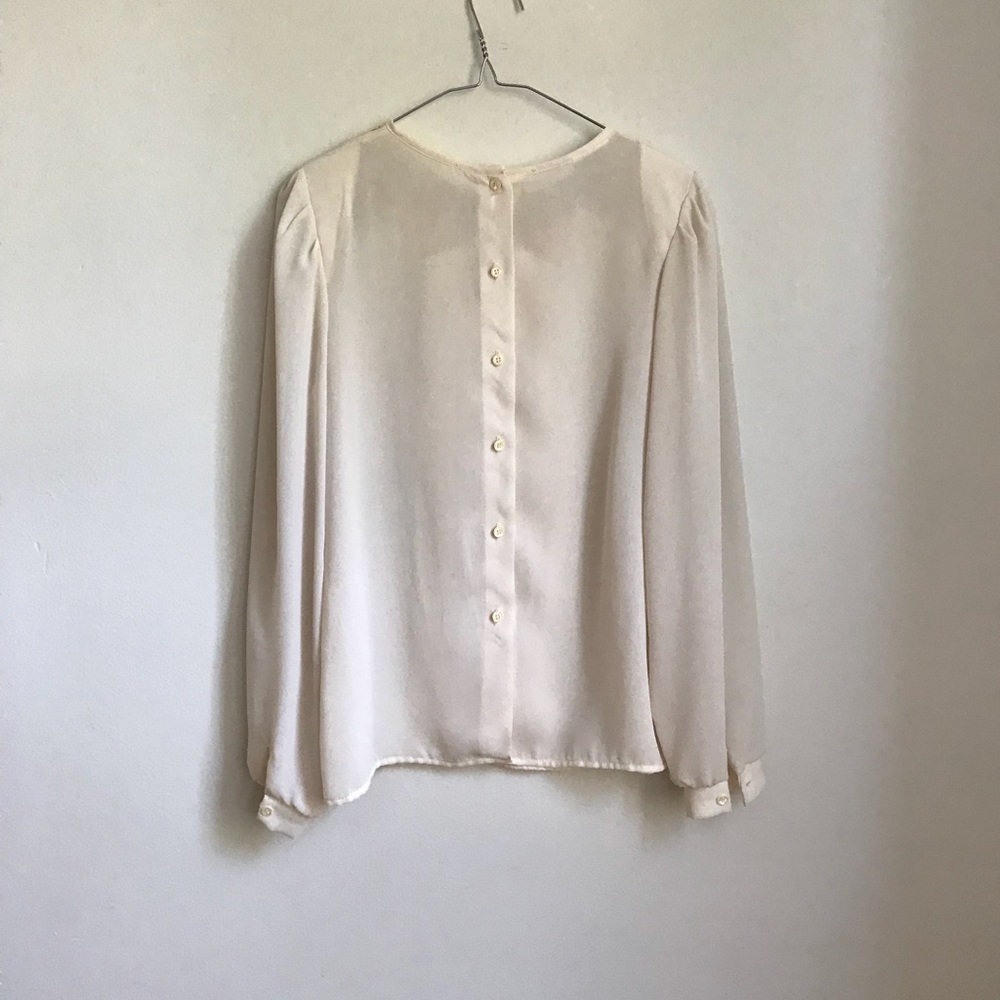 ♥️Embroidered button down back blouse - Picture 3 of 7